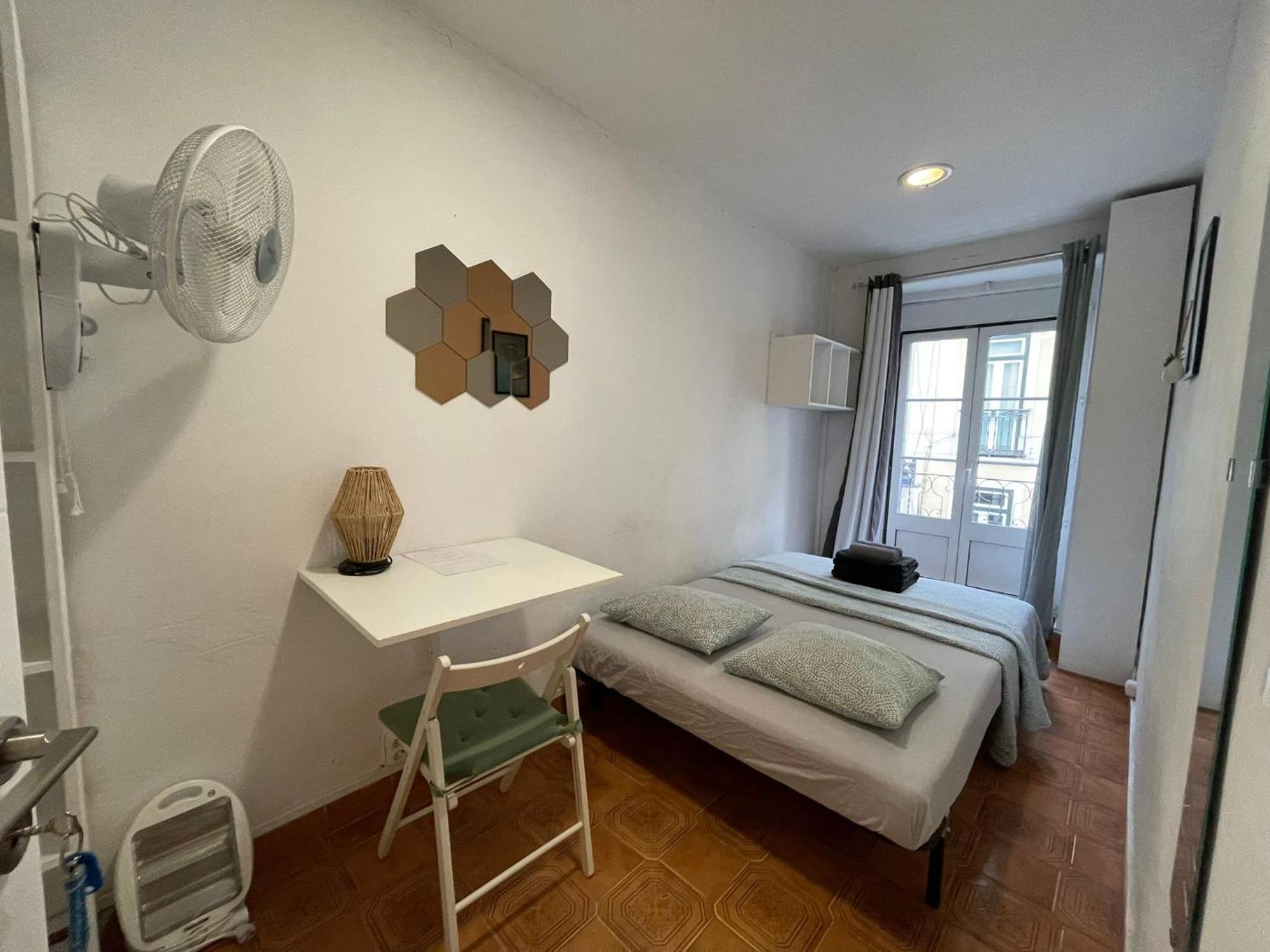 Gasthof Shared With Bright Private Patio In Lissabon