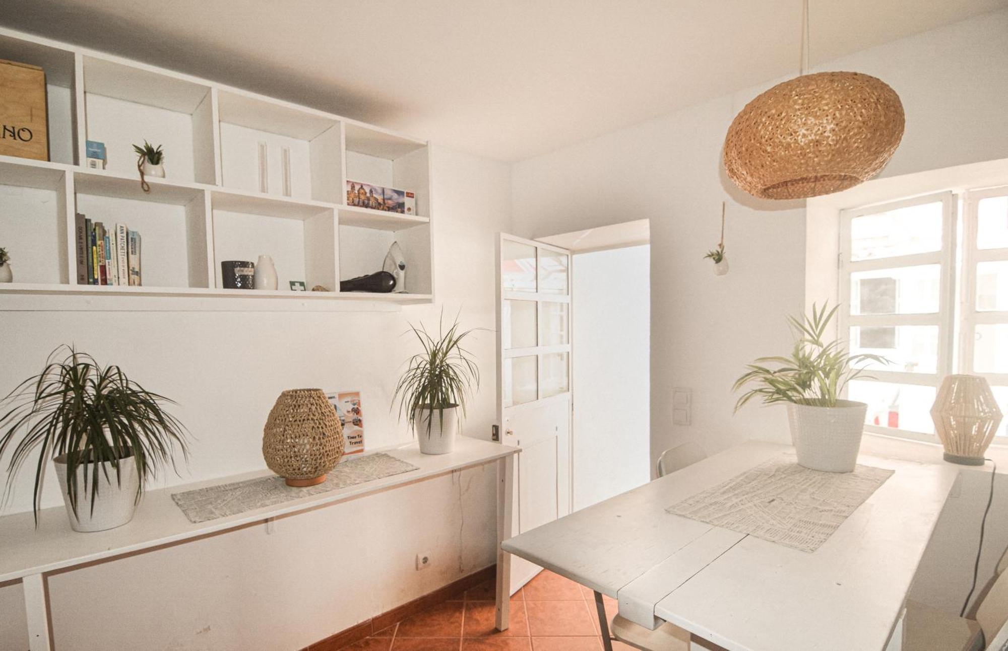 Shared With Bright Private Patio In Lissabon