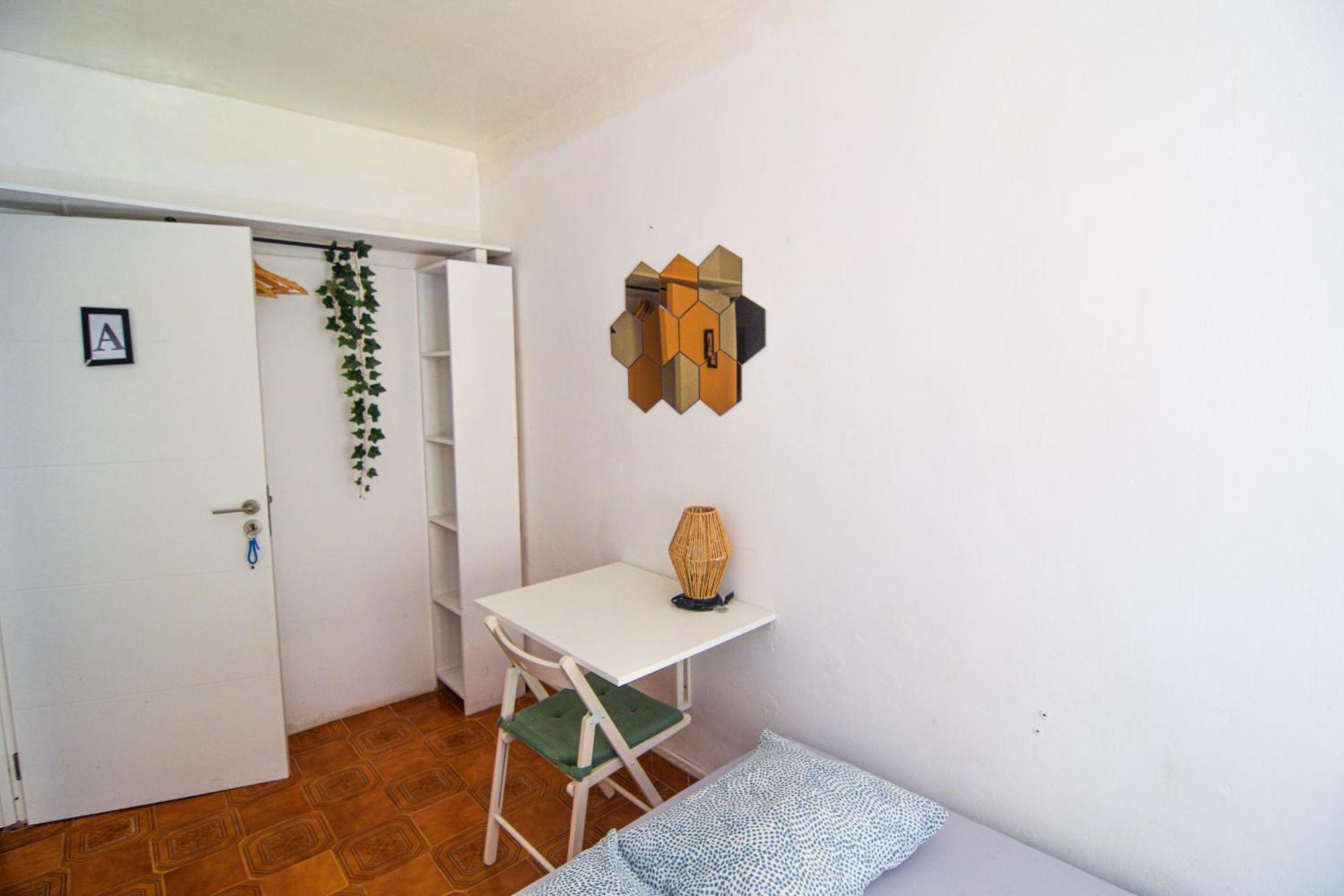 Shared With Bright Private Patio In Gæstehus Lisboa