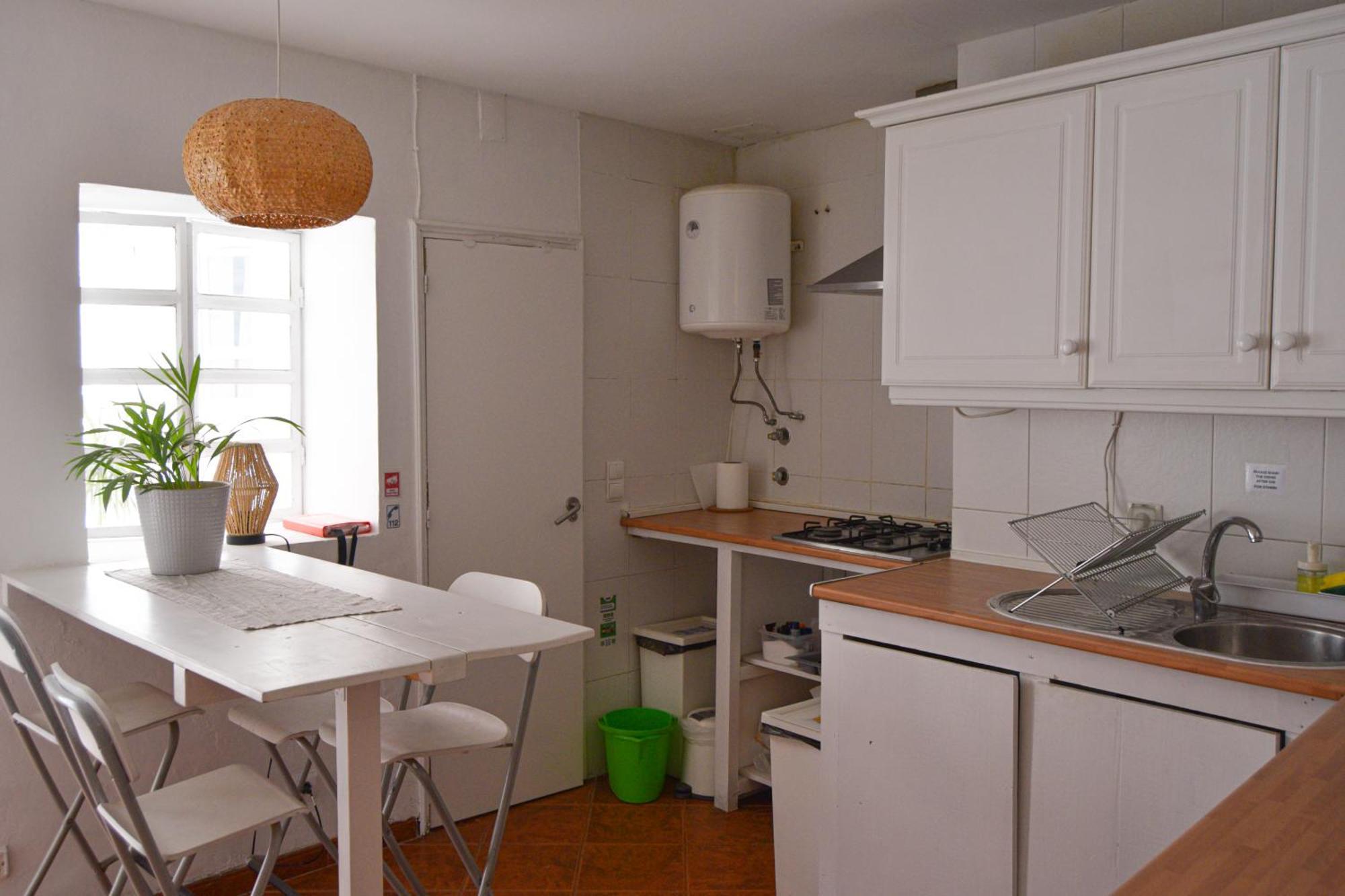 Shared With Bright Private Patio In Gæstehus Lisboa